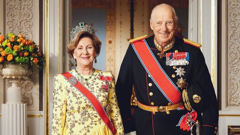 Rainha Sonja junto com o marido, o Rei Harald V (1937-2026), da Noruega — Foto: Instagram