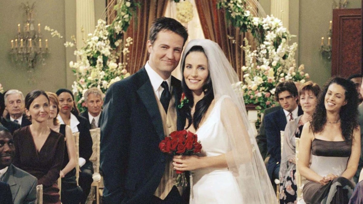 Imagem ilustrativa sobre Irmã revela verdade dolorosa sobre episódio do casamento de Matthew Perry em 'Friends'
