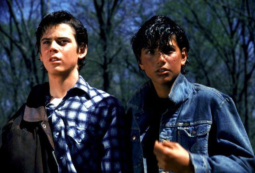 Johnny e Ponyboy, os personagens da versão para o cinema de 'The Outsiders' - 'Vidas sem Rumo' — Foto: Divulgação