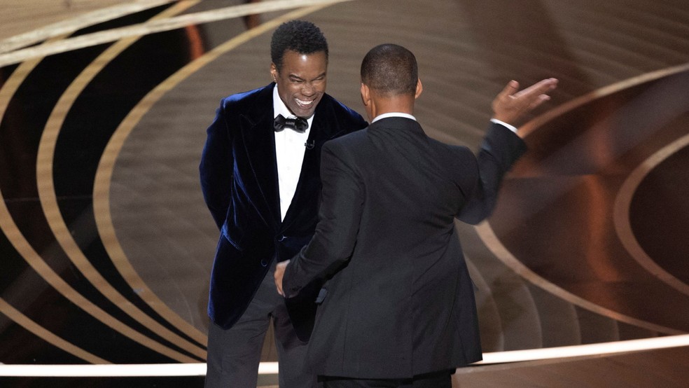 Chris Rock e Will Smith no momento mais impactante do Oscar nos últimos anos — Foto: Reprodução