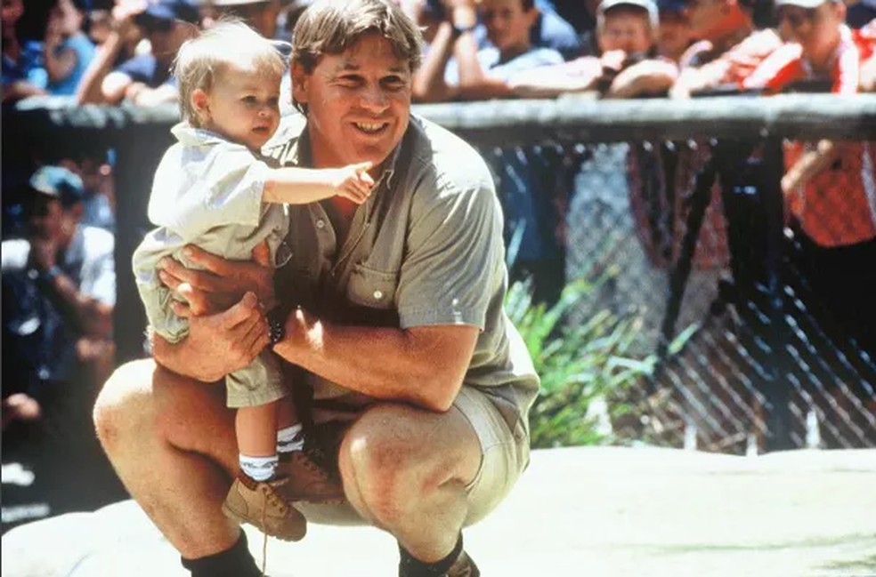 Steve Irwin com a filha no colo — Foto: Instagram