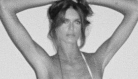 Filha segue os passos de Cindy Crawford com foto de topless
