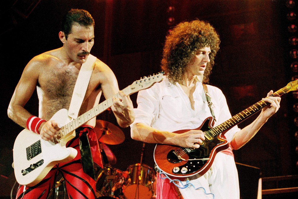 Freddie Mercury (1946-1991) e Bryan May em show do Queen em 1984 — Foto: Getty Images