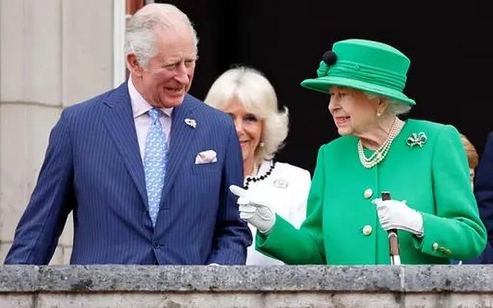 Charles com sua mãe, Rainha Elizabeth II (1926-2022) — Foto: Getty Images