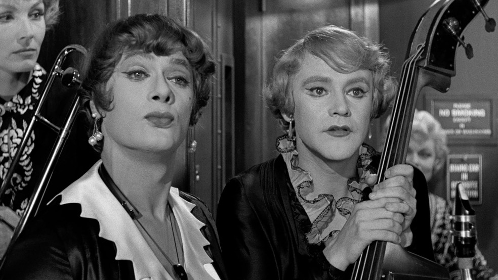 Tony Curtis (esquerda) e Jack Lemmon (direita) na comédia de Billy Wilder 'Quanto Mais Quente Melhor' de 1959. — Foto: Foto: United Artists