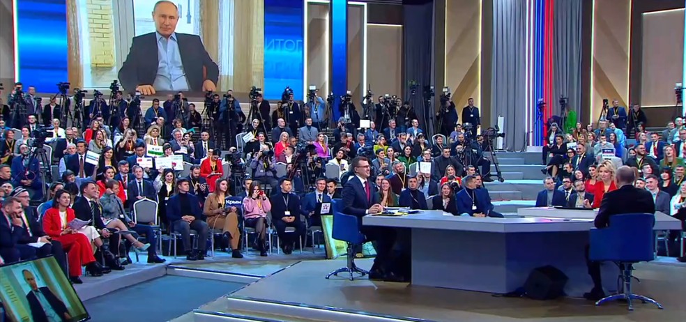 Vladimir Putin é questionado por 'ele mesmo' em coletiva — Foto: Reprodução/Twitter