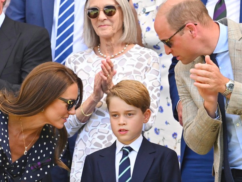 O Príncipe George ladeado pelos pais, Princesa Kate Middleton e Príncipe William — Foto: Getty Images