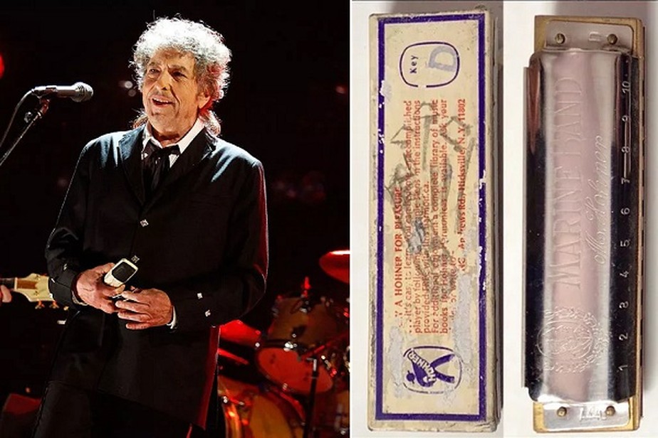 Bob Dylan e a gaita que usou em show em 1963 e agora está à venda na internet