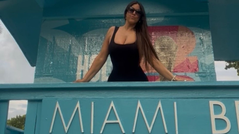 Claudia Romani em Miami Beach, que está decorada com elementos da Copa do Mundo 2026 — Foto: Reprodução/Instagram
