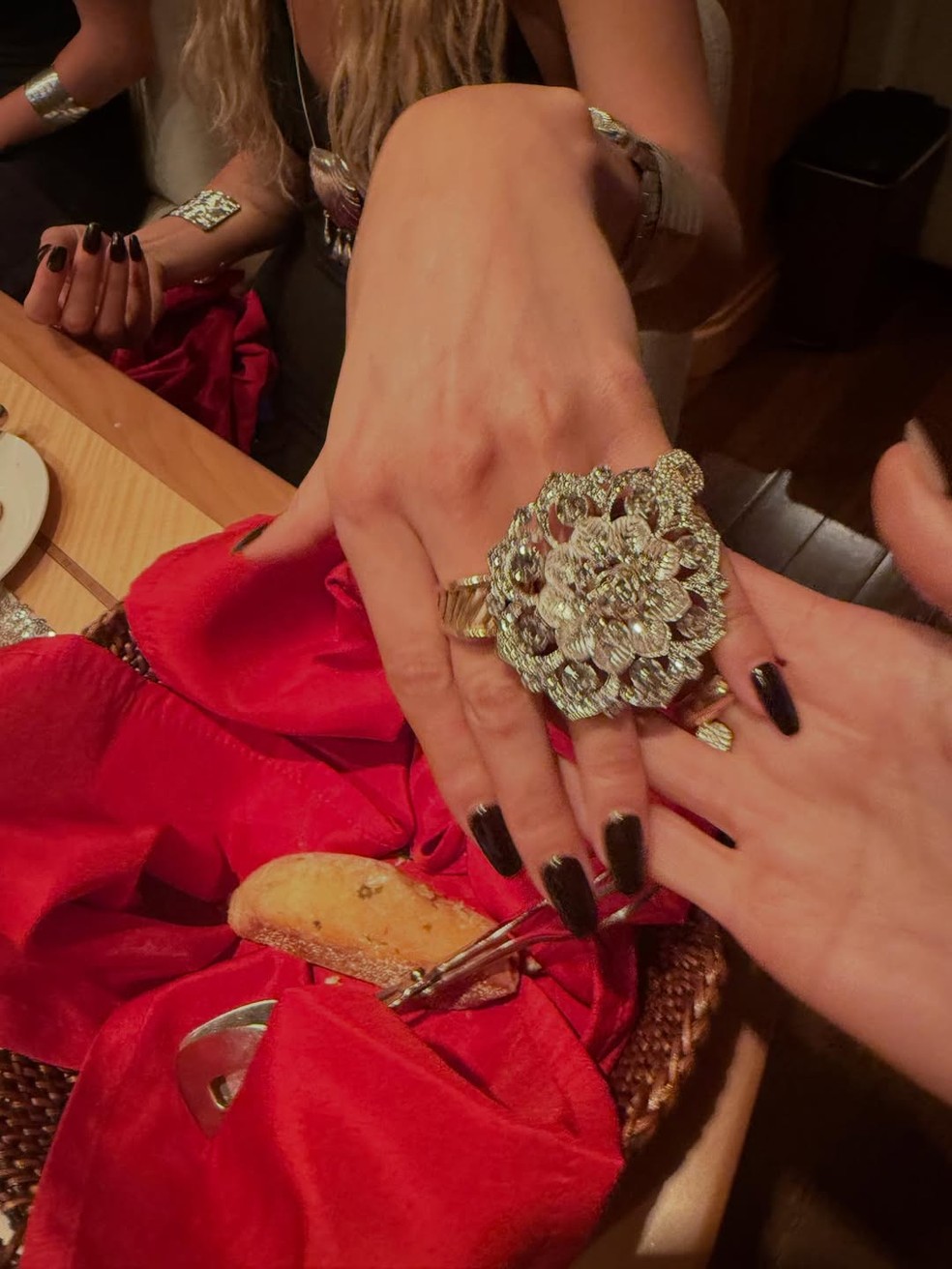 Anel da modelo Bella Hadid — Foto: Reprodução