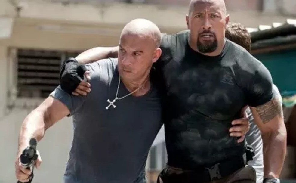Vin Diesel e The Rock em cena da franquia Velozes e Furiosos — Foto: Divulgação