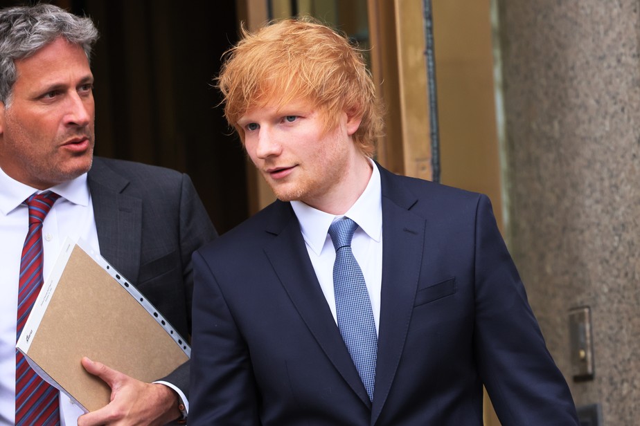 O músico Ed Sheeran deixando o tribunal no qual é julgado por plágio