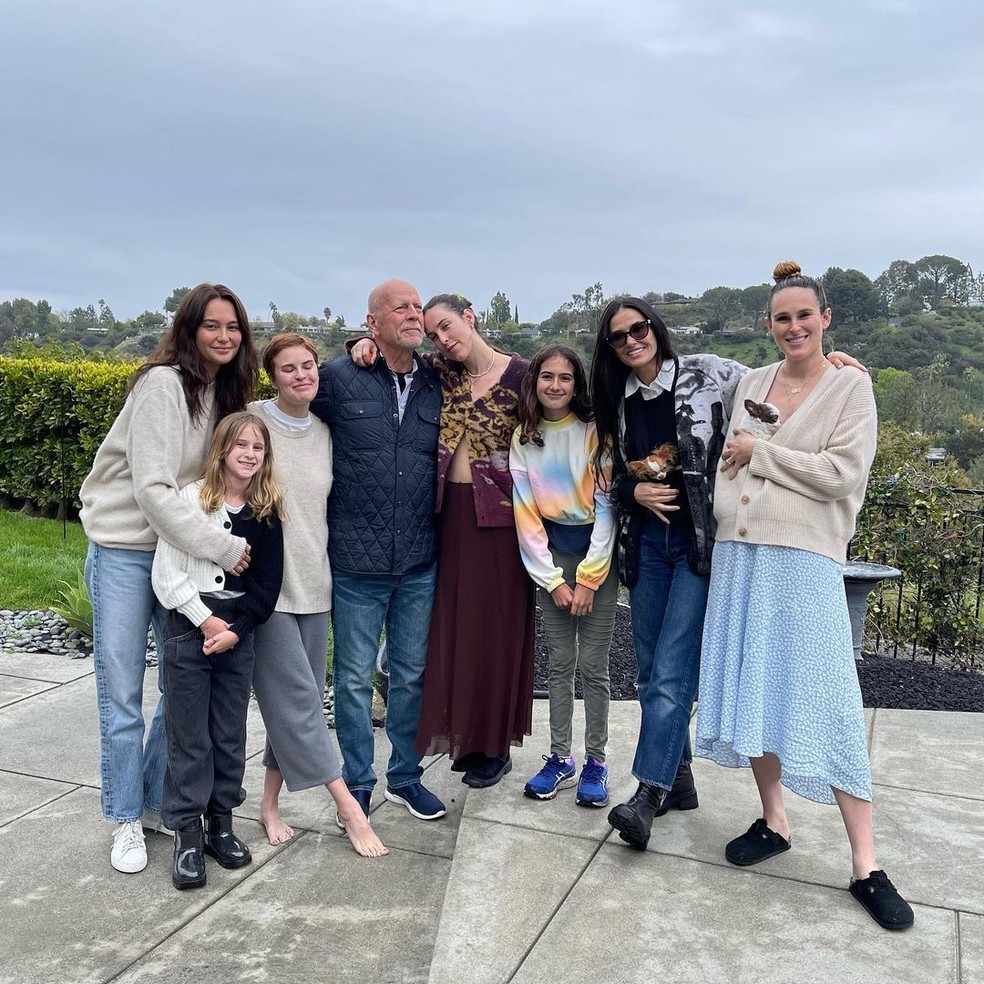 Bruce Willis ao lado de Emma Heming, sua esposa, Demi Moore, sua ex-esposa, e todas as cinco filhas do astro — Foto: Reprodução/Instagram