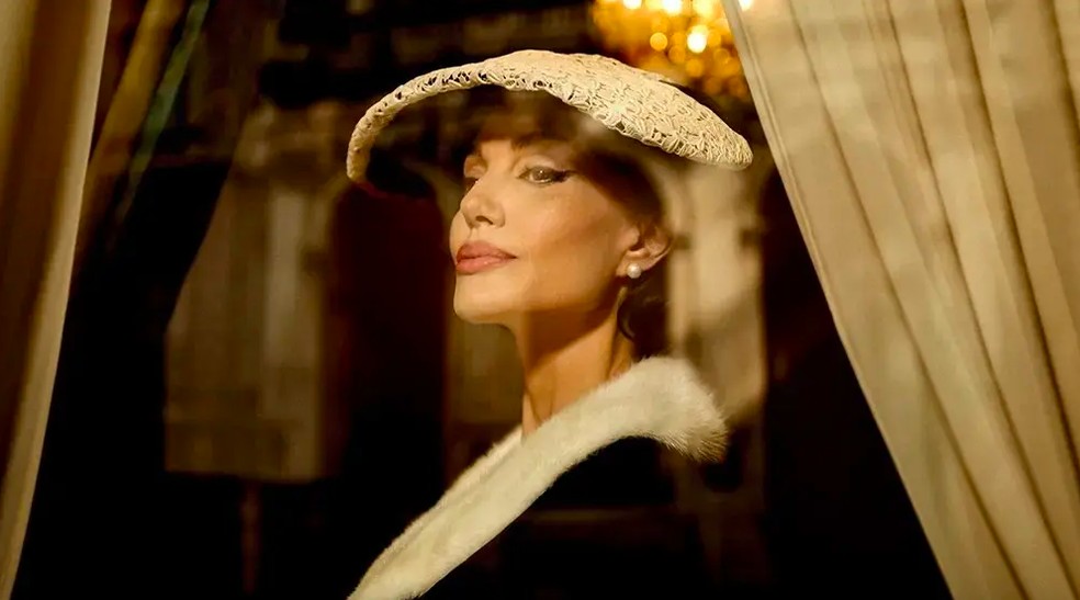 A atriz Angelina Jolie em cena de Maria Callas (2024), cinebiografia da cantora Maria Callas (1923-1977) — Foto: Reprodução