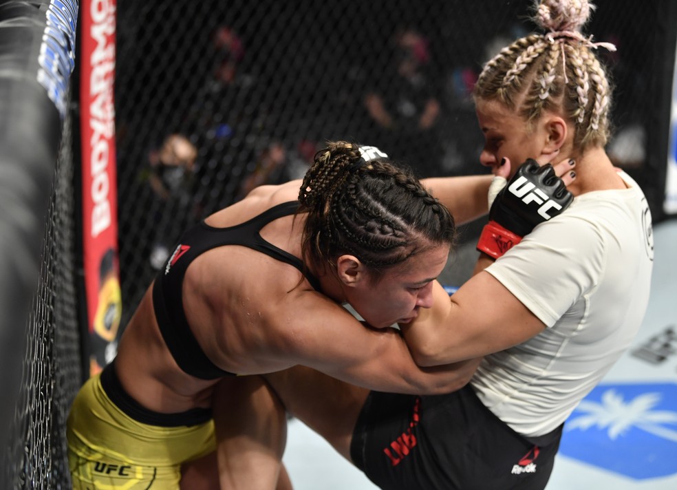 Paige VanZant em luta do UFC em que foi derrotada pela brasileira Amanda Ribas — Foto: Getty Images
