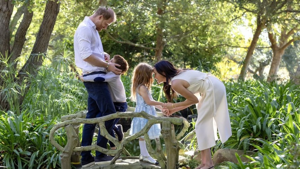 Harry e Meghan com os filhos Archie e Lilibet — Foto: Reprodução/Instagram