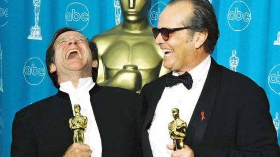 Robin Williams e Jack Nicholson com seus Oscar em 1998 — Foto: Reprodução