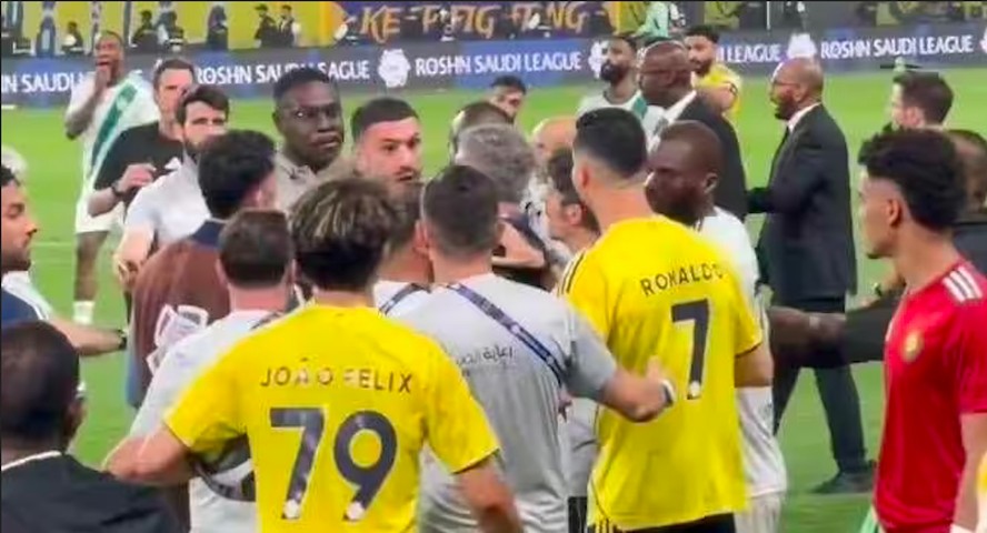 Cristiano Ronaldo batendo boca com Merih Demira após a vitoria do Al-Nassr