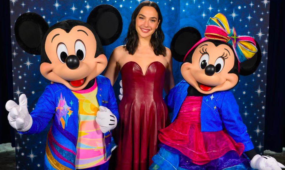 Gal Gadot em ida à Disney para promover Branca de Neve (2025) — Foto: Divulgação