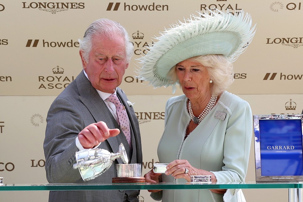 Rei Charles III derruba troféu em evento de corrida de cavalos (22/06/2023) — Foto: Getty Images