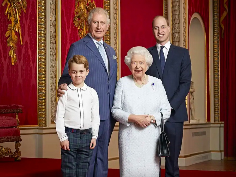 Imagem divulgada pelo Palácio de Buckingham em janeiro de 2020 mostrando a Rainha Elizabeth II (1926-2022) na companhia do então Príncipe Charles e os dois nomes seguintes na linha sucessória: Príncipe William e o filho, Príncipe George — Foto: Divulgação
