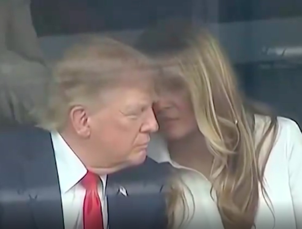 Flagrante de conversa entre Donald Trump e Melania Trump durante a corrida de carros Freedom 250 Grand Prix, realizada em Washington no dia 23 de agosto de 2026 — Foto: Reprodução