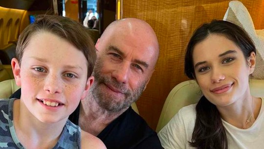 Filhos incentivam namoro de John Travolta com colega de seu último filme 4 anos após morte da mãe