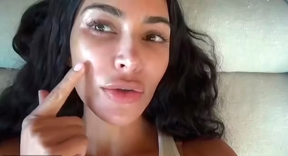 Kim Kardashian revela luta secreta contra inflamação na pele: 'Se as ...