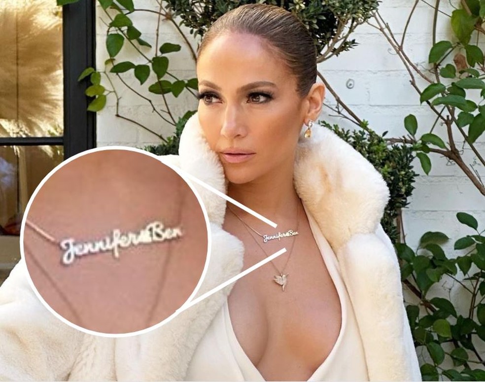 O colar de Jennifer Lopez para celebrar sua união com Ben Affleck — Foto: Reprodução/Instagram (com montagem)