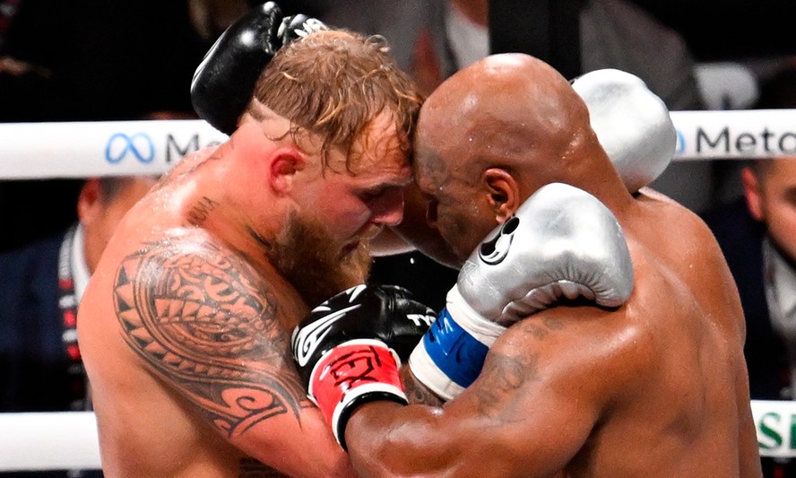 Jake Paul e Mike Tyson no combate entre os dois em novembro de 2024
