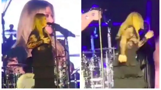 Kelly Clarkson sai correndo de palco ao reparar que está mostrando demais: 'Acho que meus peitos estão aparecendo'