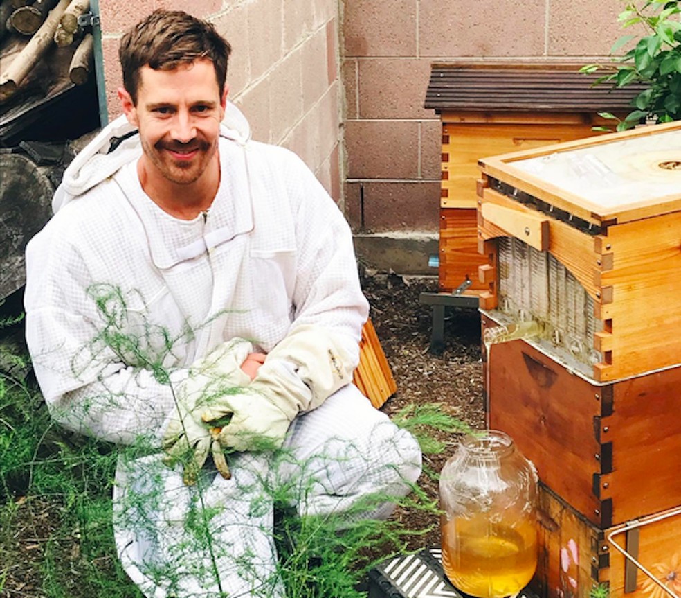 Jason Dohring trabalhando em sua fazenda — Foto: Instagram