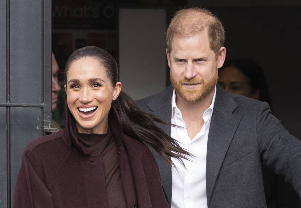 O Príncipe Harry e a atriz e Duqusa Meghan Markle em visita à sede da organização Community Recording Studio (CRS), centro comunitário para jovens, na cidade de Nottingham, em 15 de outubro de 2026 — Foto: Getty Images
