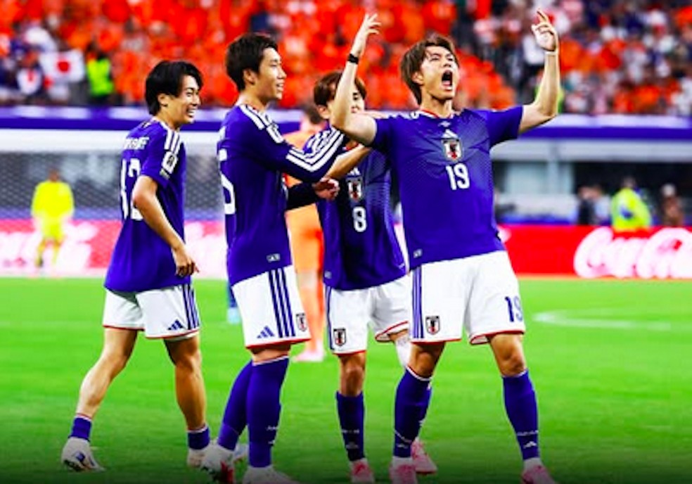 Jogadores japoneses celebrando o gol do empate contra a Holanda que sacramentou o 2 a 2 entre as duas equipes na primeira rodada da Copa do Mundo de 2026 — Foto: Instagram