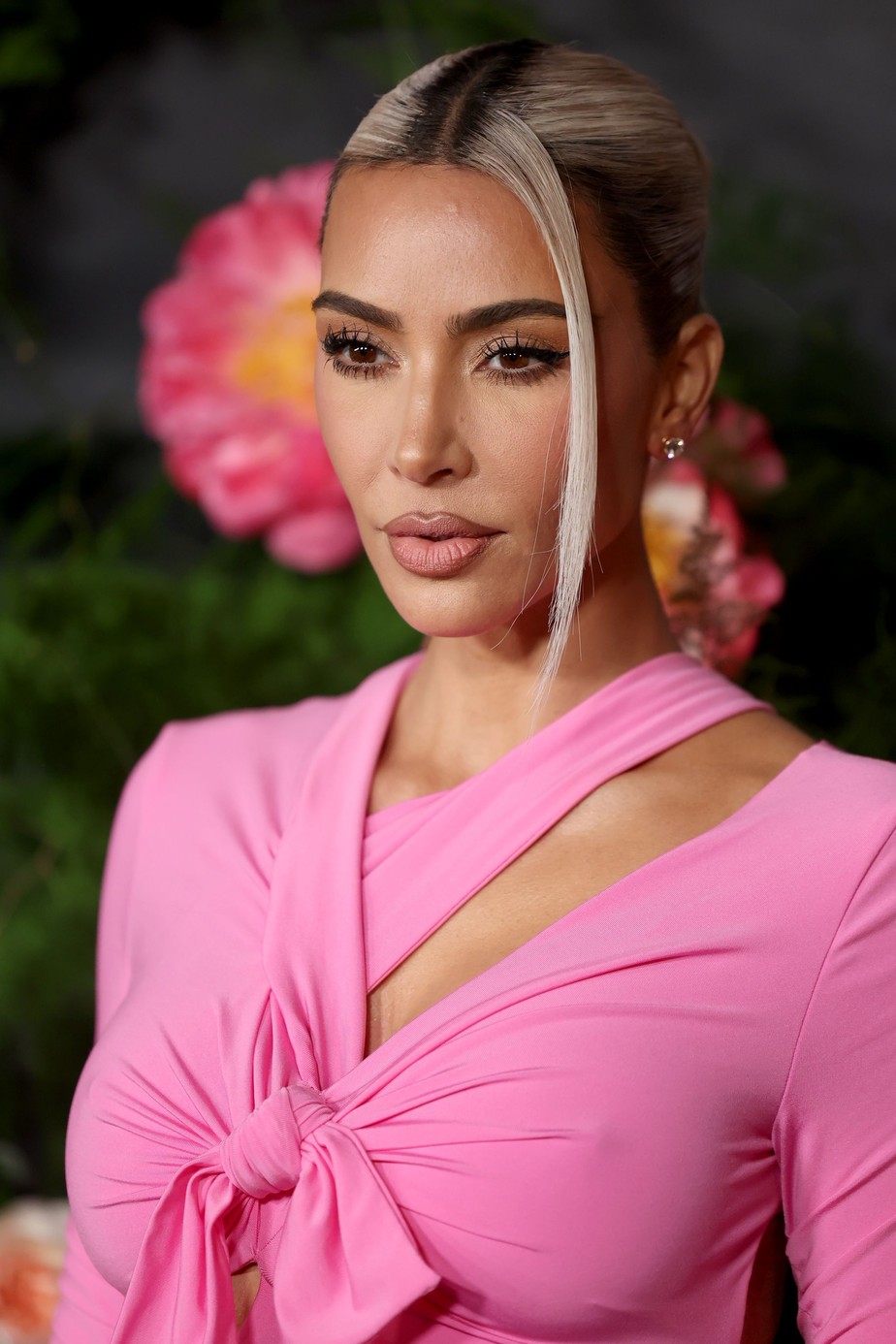Cabelo Rosa de Kim Kardashian não é peruca, confirma a celeb, Celebridades