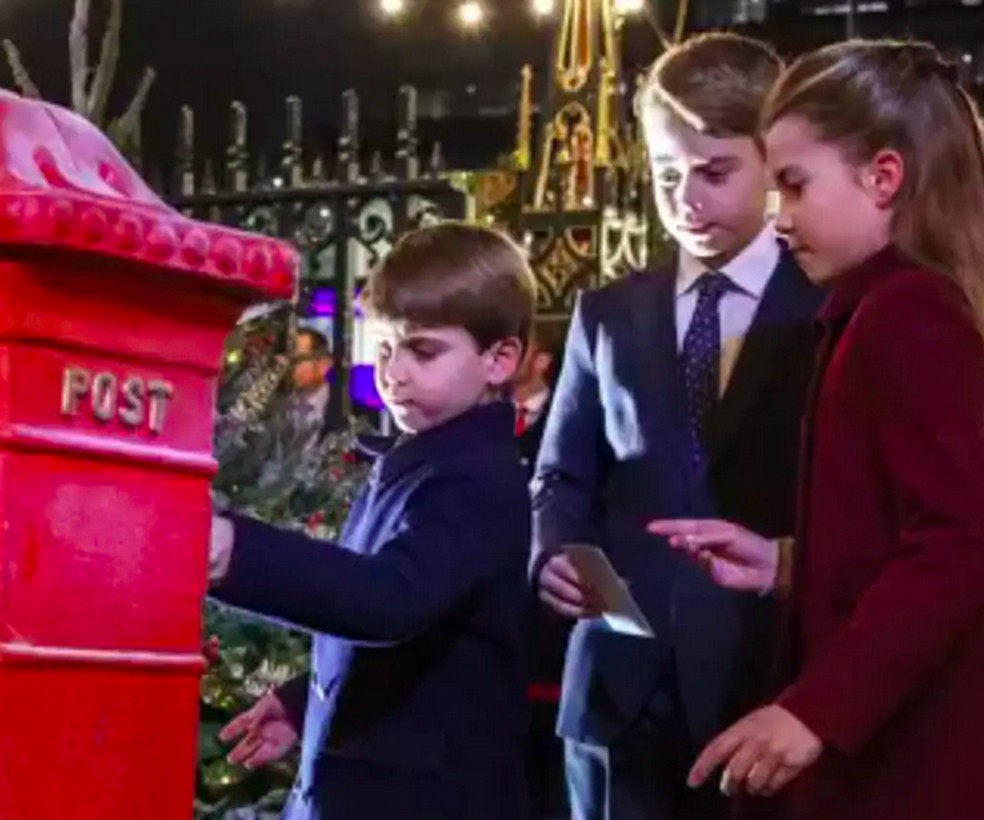 Os filho do Príncipe William e da Princesa Kate Middleton no vídeo de fim de ano compartilhado pelos pais — Foto: Twitter