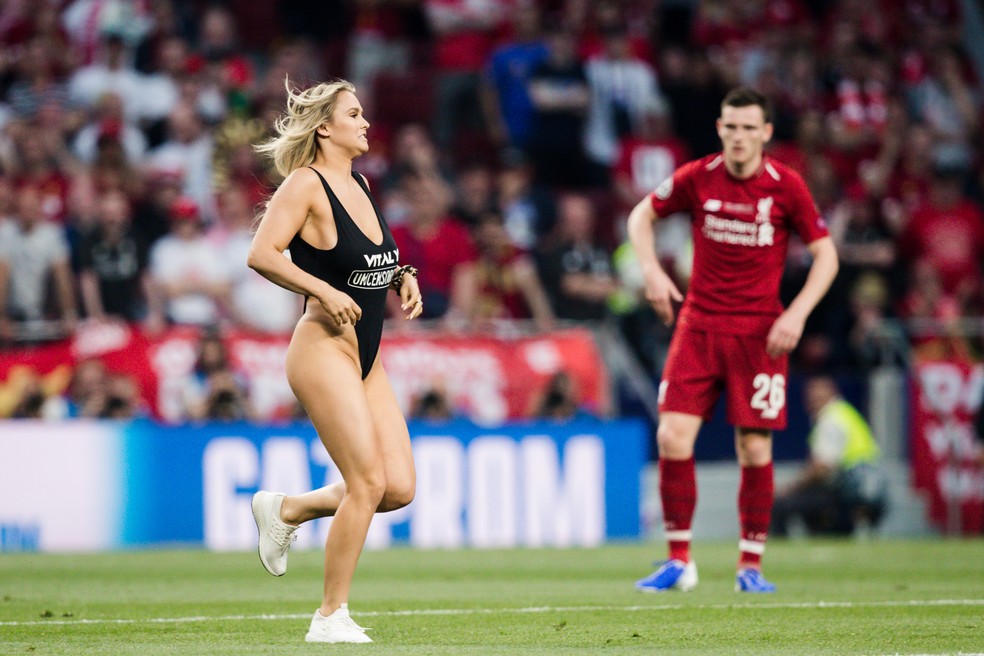 Kinsey Wolanski invadiu o gramado da final da Champions League 2018/19 entre Liverpool e Tottenham — Foto: Getty