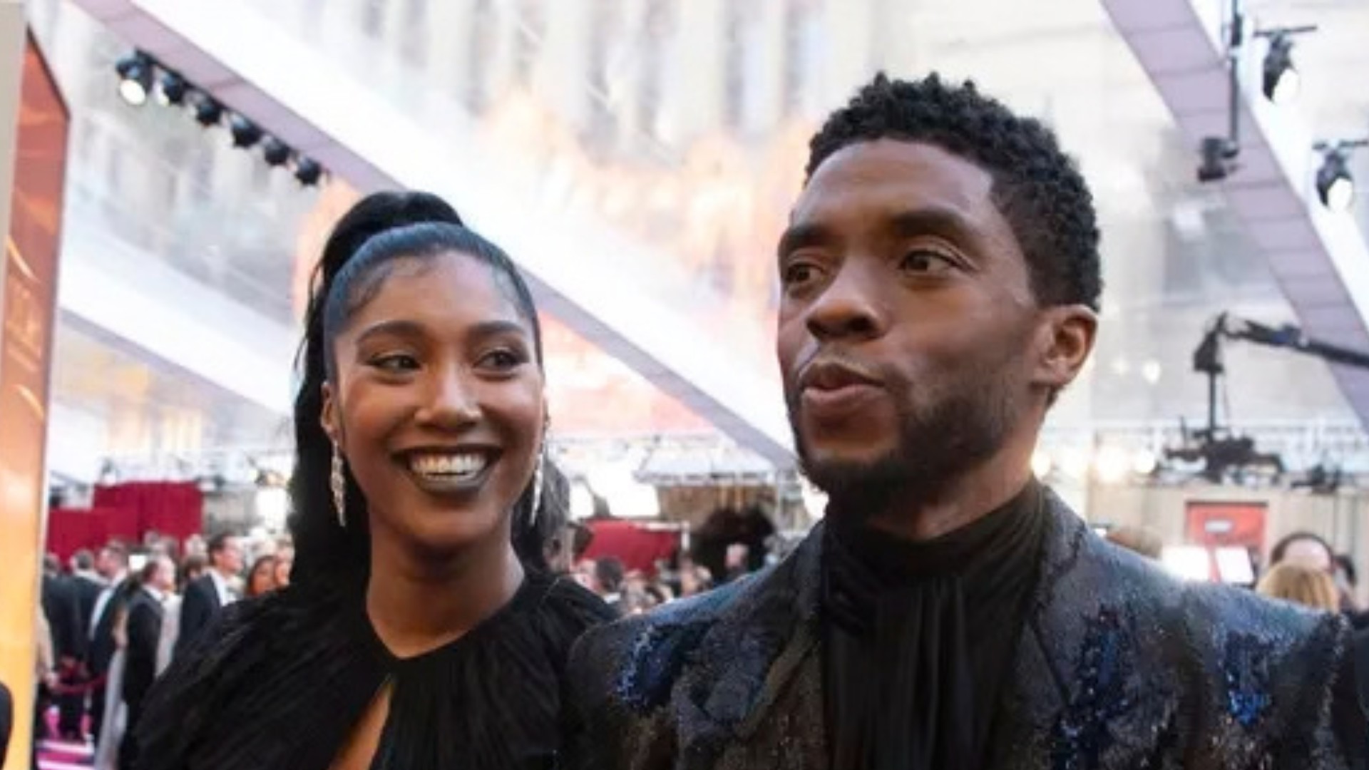 Viúva de Chadwick Boseman se defende em batalha judicial contra irmãos