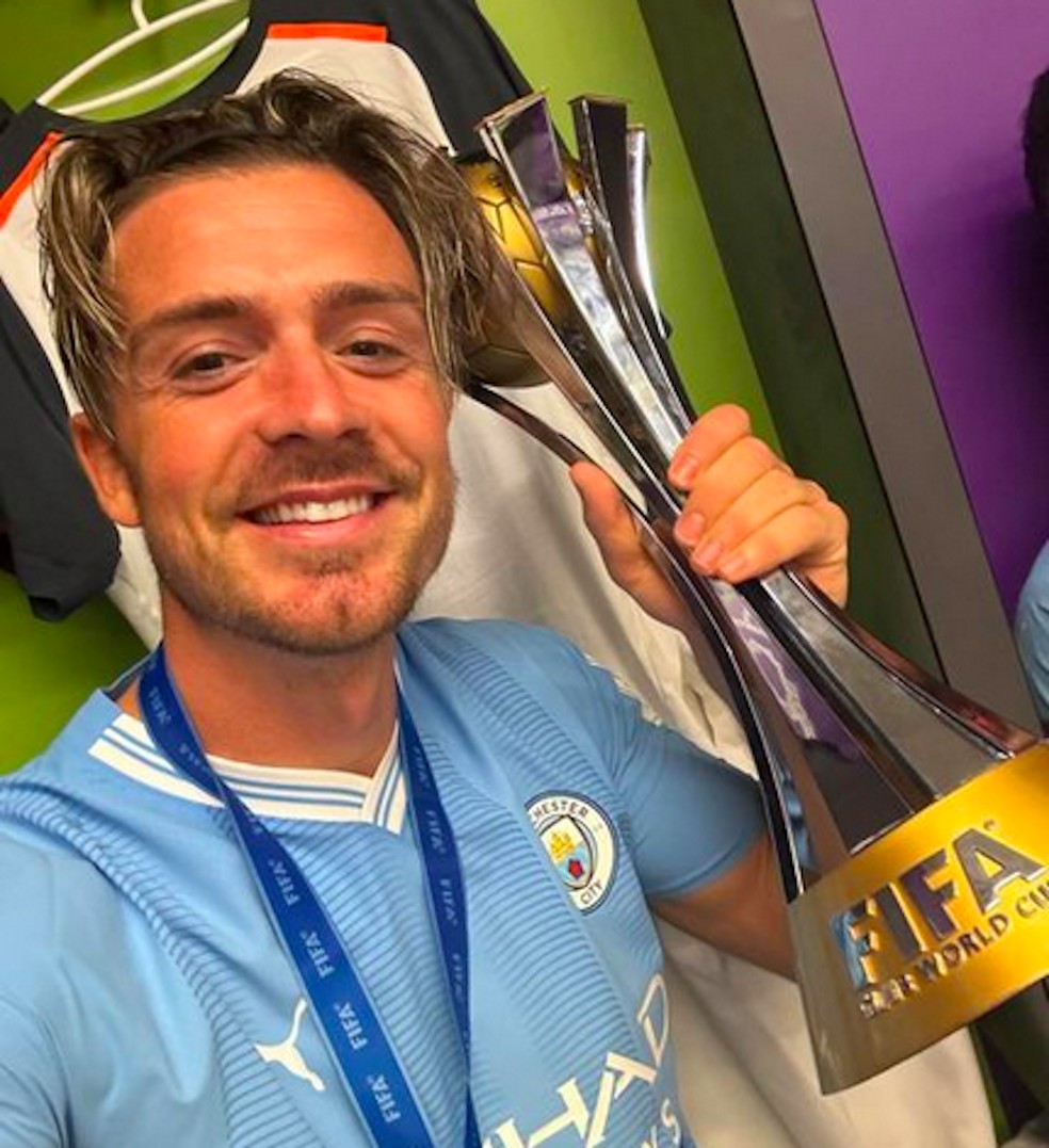 Jack Grealish com a taça do Mundial do Clubes da FIFA, conquistado pelo Manchester City em goleada por 4 a 0 em cima do fluminense — Foto: Instagram