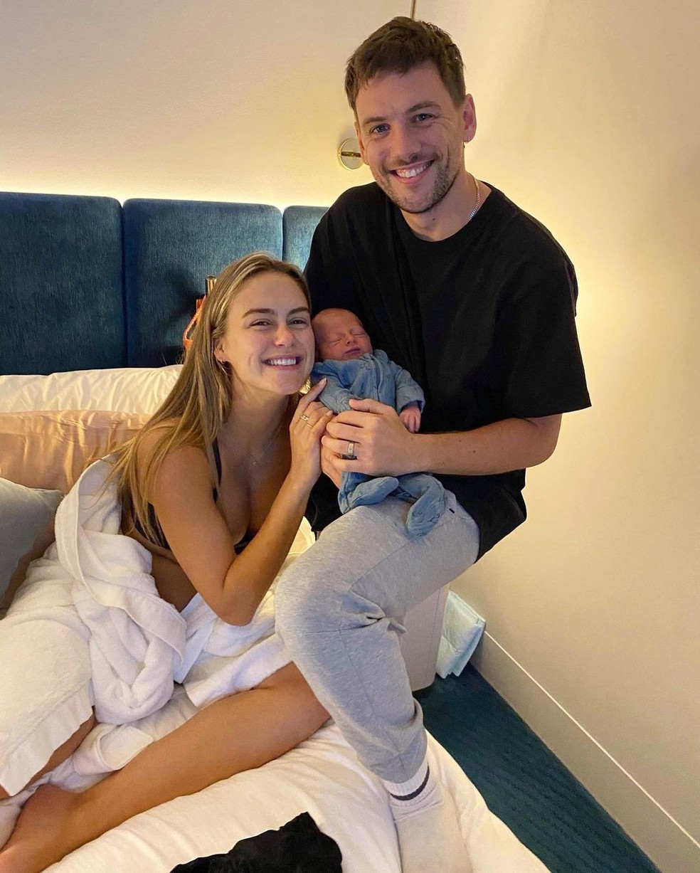 Steph Claire Smith, influenciadora e modelo australiana, com o marido e o filho — Foto: Reprodução/Instagram