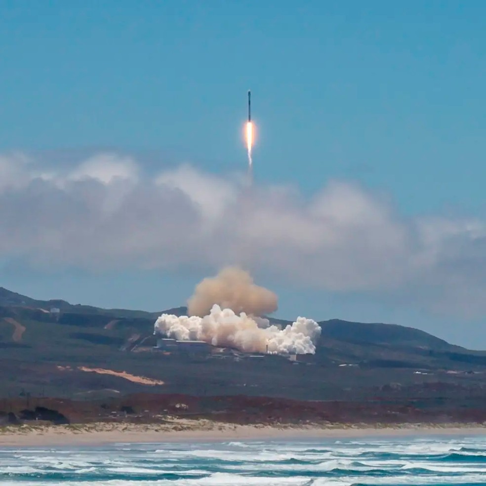 Uma das fotos seria uma versão com o obturador da câmera aberto por mais tempo na documentação do lançamento de um foguete da Space X — Foto: reprodução/instagram
