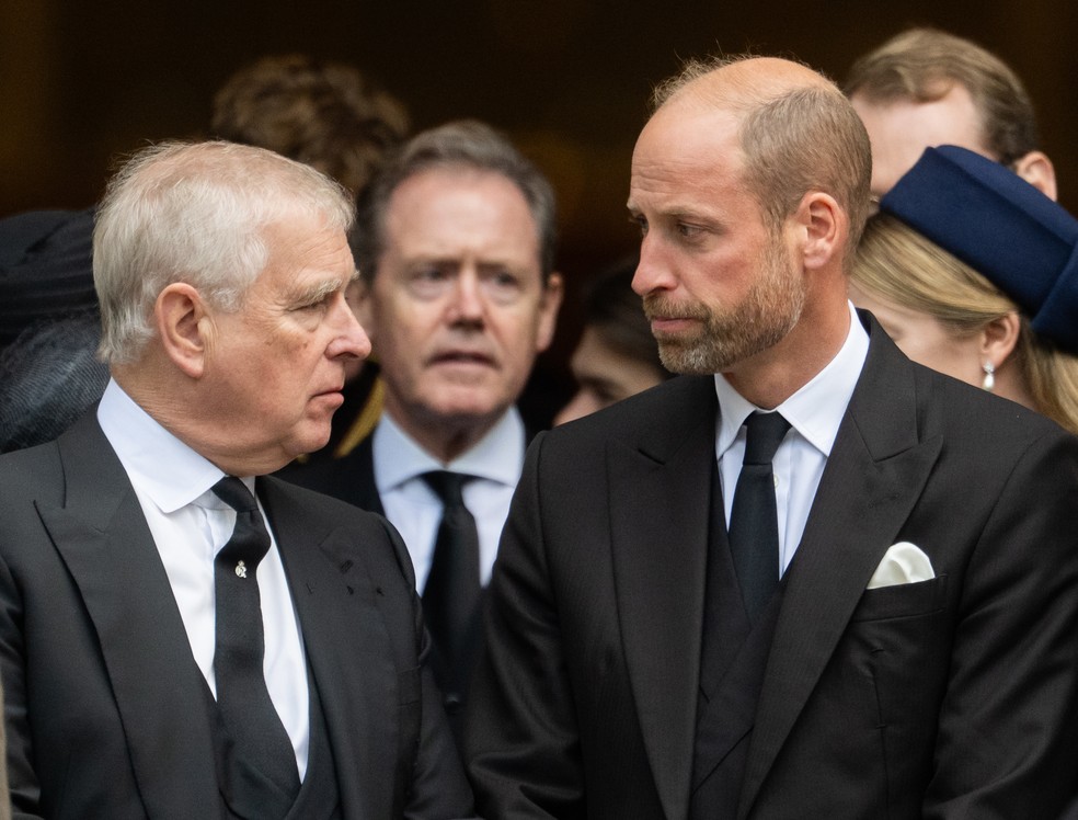 Príncipe Andrew e Príncipe William no funeral de Katharine, Duquesa de Kent (1933-2025) na Catedral de Westminster, em 16 de setembro de 2025 — Foto: Getty Images