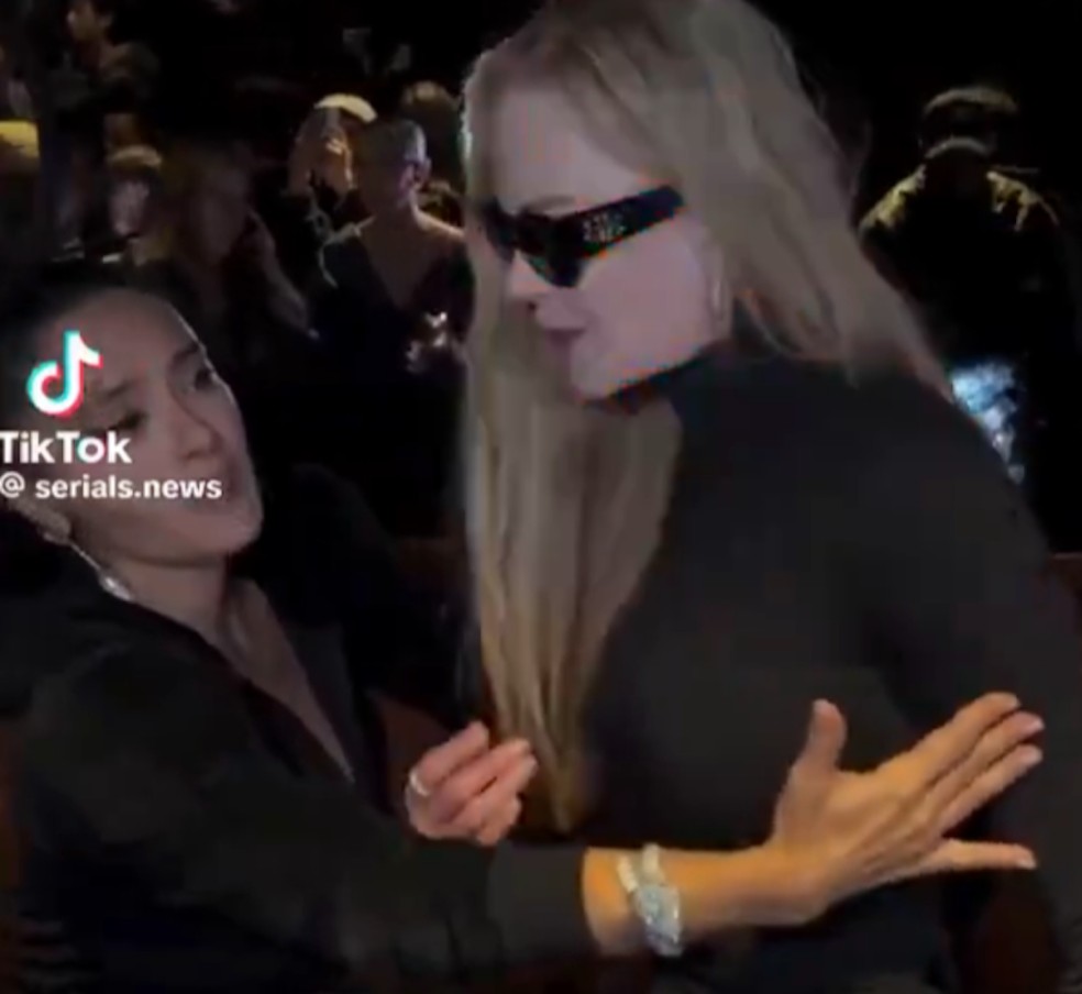 A atriz Nicole Kidman no flagrante da suposta bronca dada por ela na colega de profissão Salma Hayek — Foto: TikTok