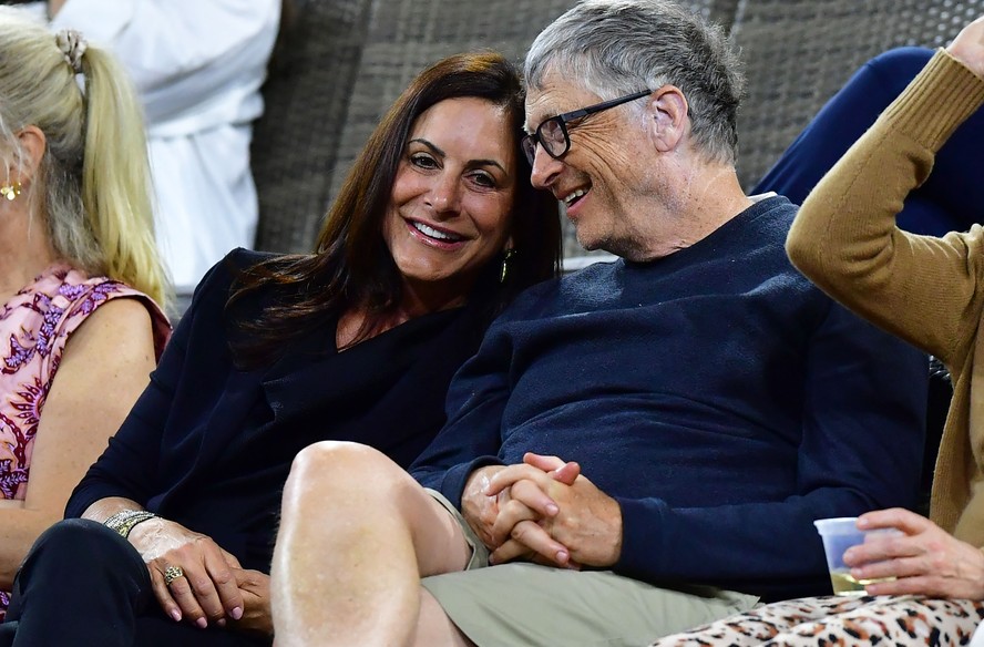Bill Gates e Paula Hurd em um jogo de tênis