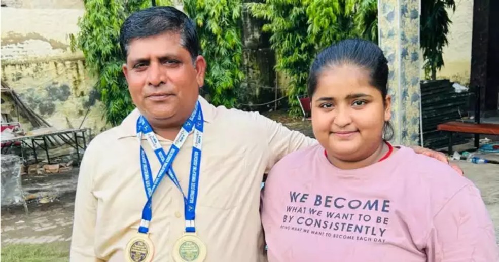 A atleta Yashtika Acharya com o pai — Foto: Reprodução