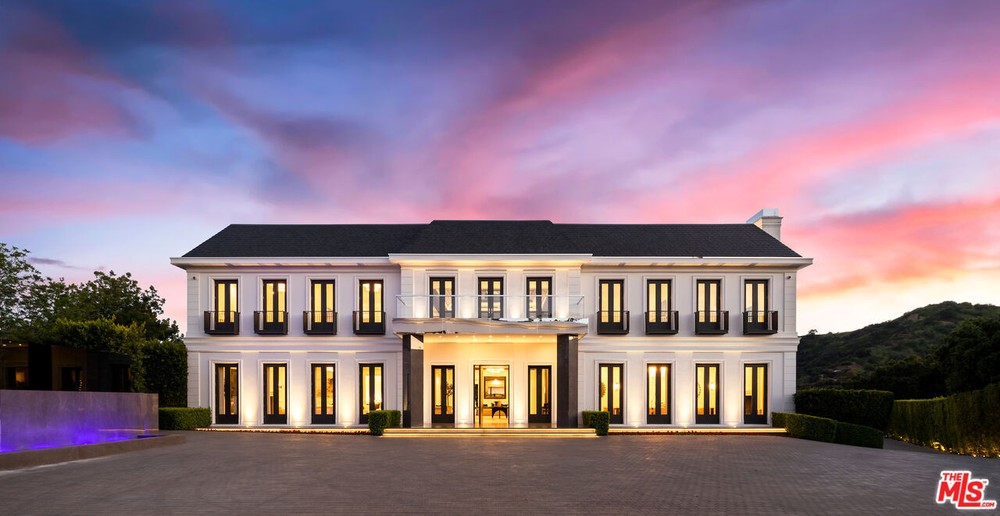 Photo of the mansion in Beverly Hills that Ben Affleck and Jennifer Lopez would have purchased in May 2023 — Photo: Disclosure / Redfin / MLS