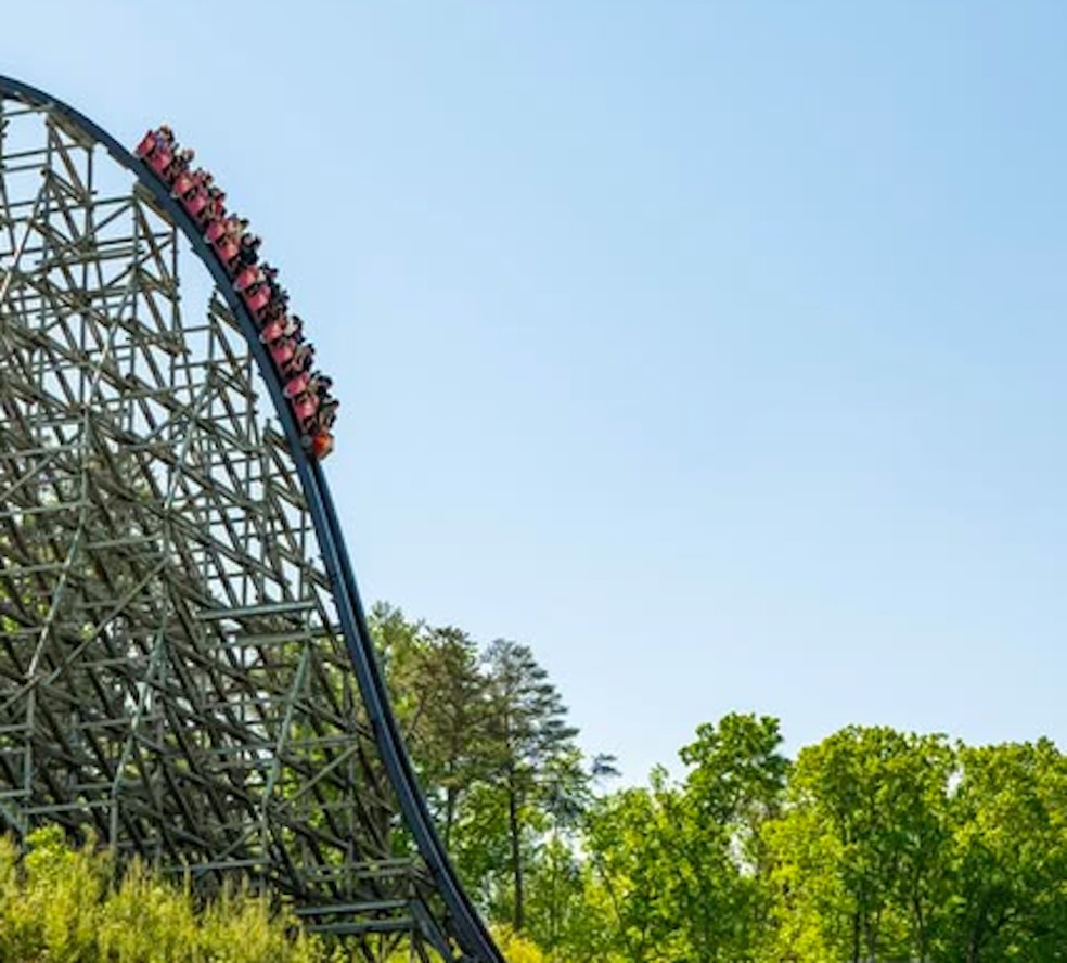 Montanha-russa no parque de diversões Dollywood, criado pela cantora Dolly Parton (1946-2026) — Foto: Instagram