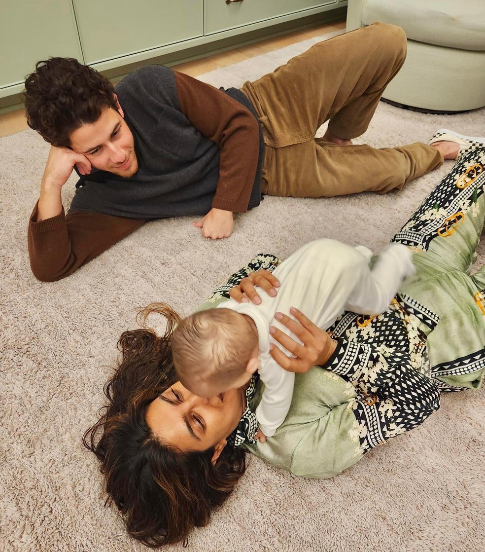 Nick Jonas e Priyanka Chopra com a filha deles, Malti — Foto: Instagram