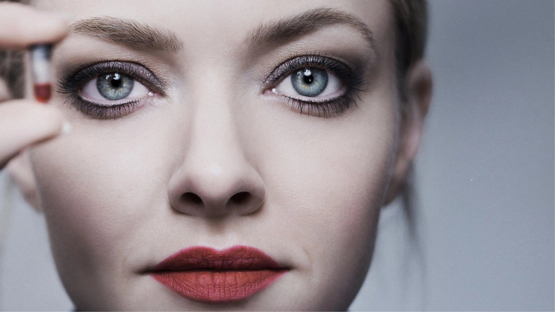 Amanda Seyfried é alvo de críticas por empatia com empresária golpista ...