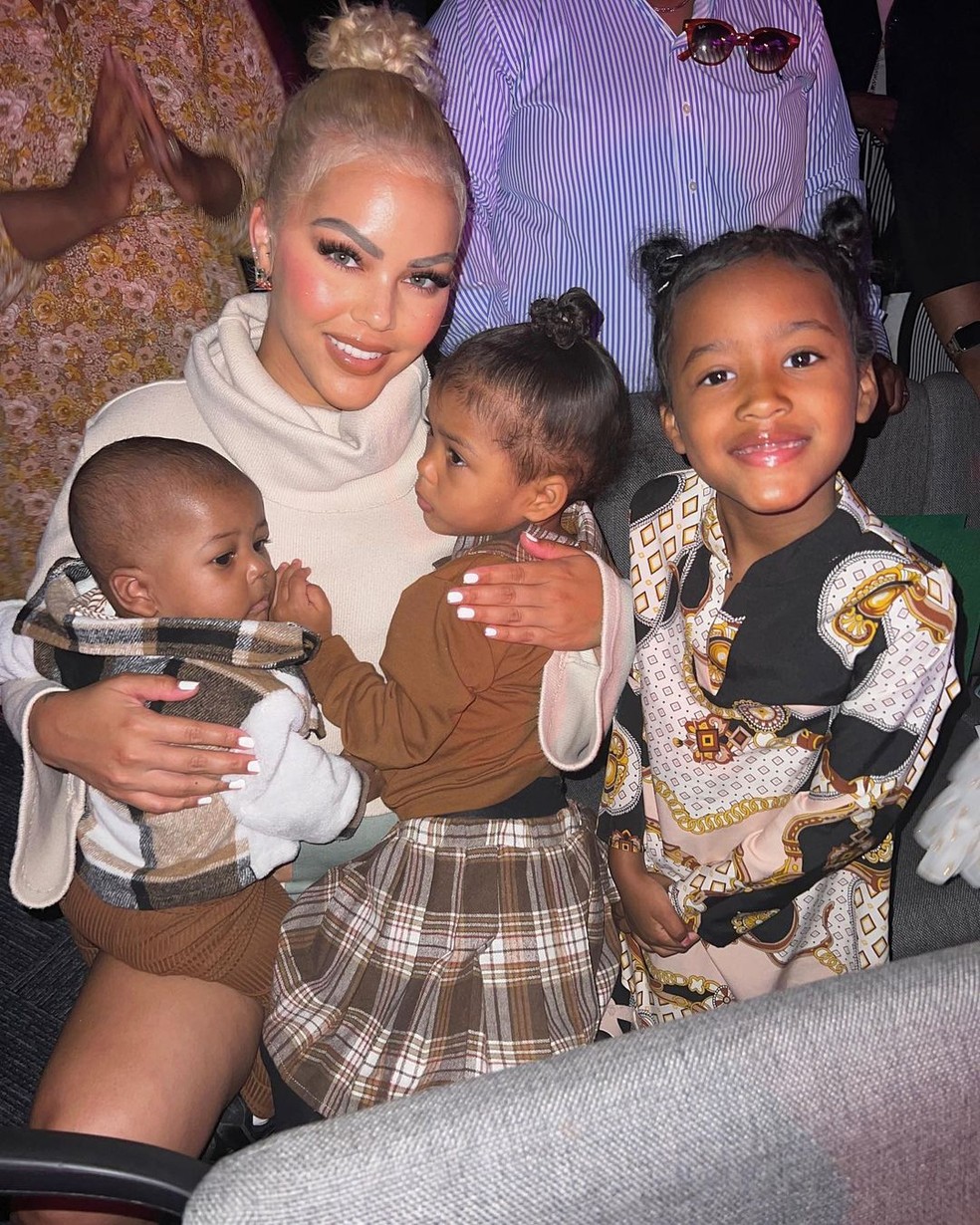 Ms Jacky Oh e seus três filhos pequenos — Foto: Reprodução/Instagram